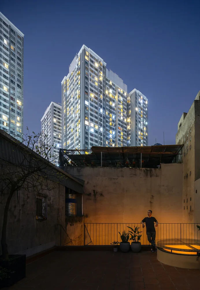 The design of a villa in a valley hidden in the cracks of urban alleys, carrying the time of family affection