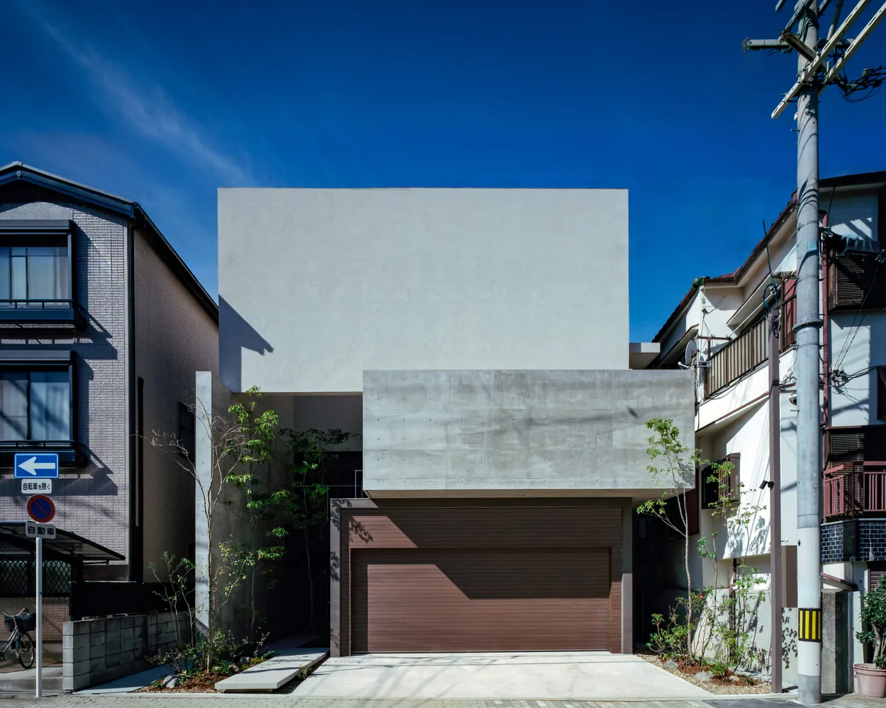 Creating a quiet, natural and private residential design in the city between narrow slits and openings