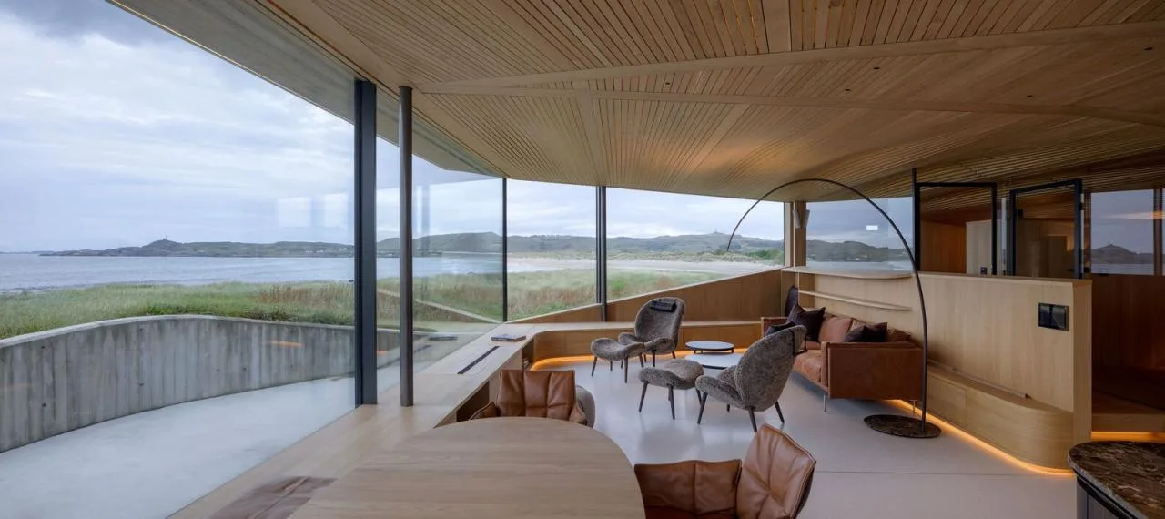 A vacation home design that coexists with sand dunes and the sea, showcasing the natural poetic and expansive beauty of the Norwegian coast