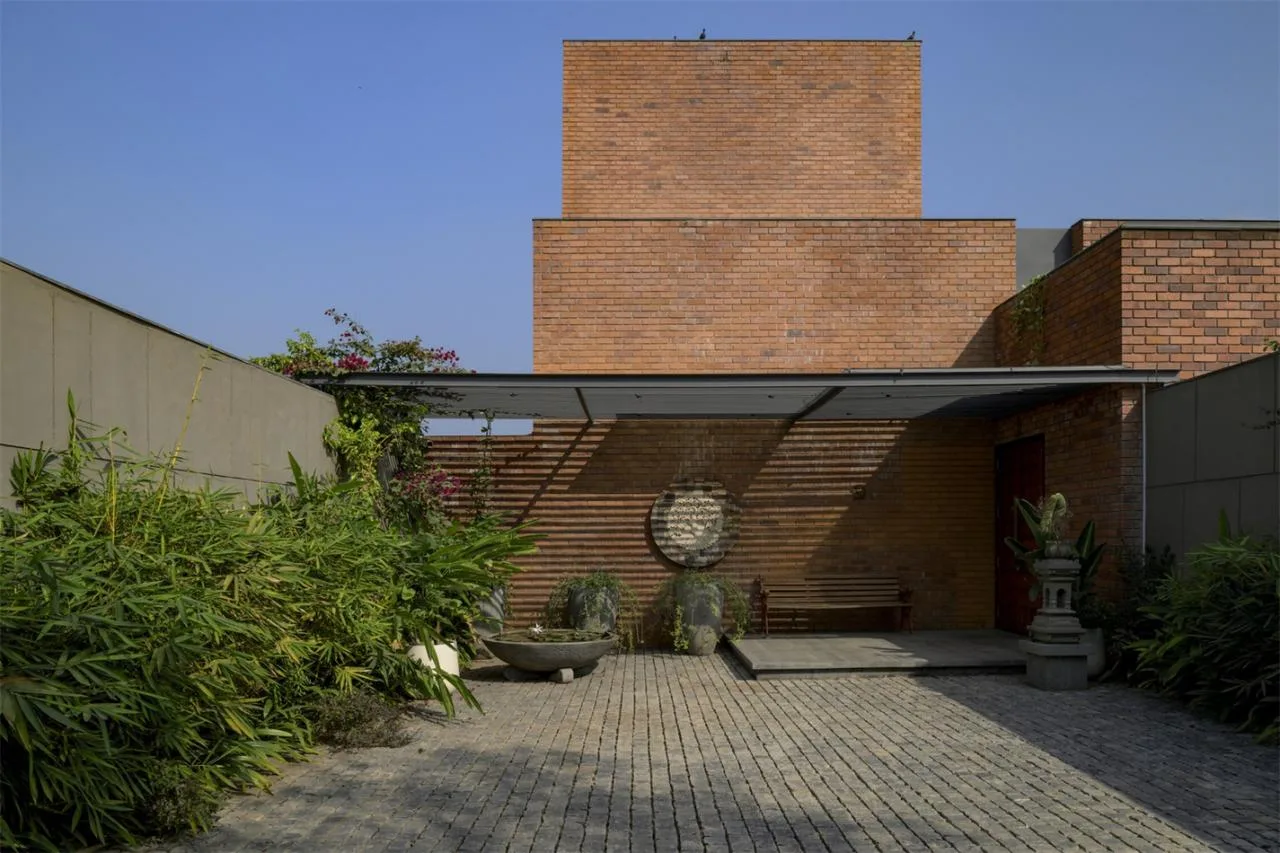 Red brick rural villa design that brings life closer to nature and blends tradition and modernity