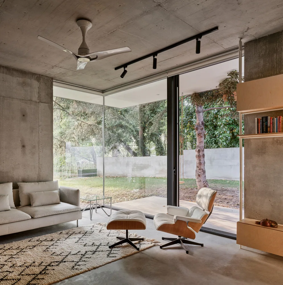 Design of a vacation villa combining concrete and glass for houses flowing through the forest