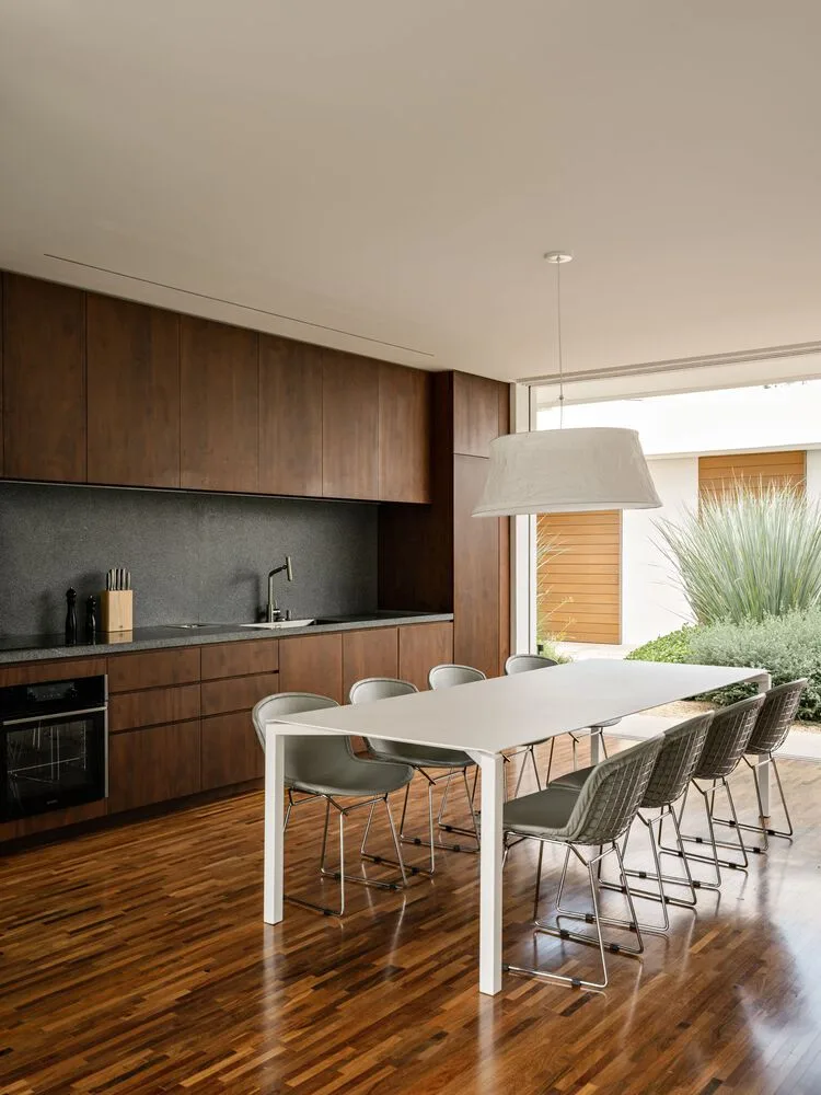 Design of a vacation home with a natural extension of the courtyard core by embedding the terrain underground