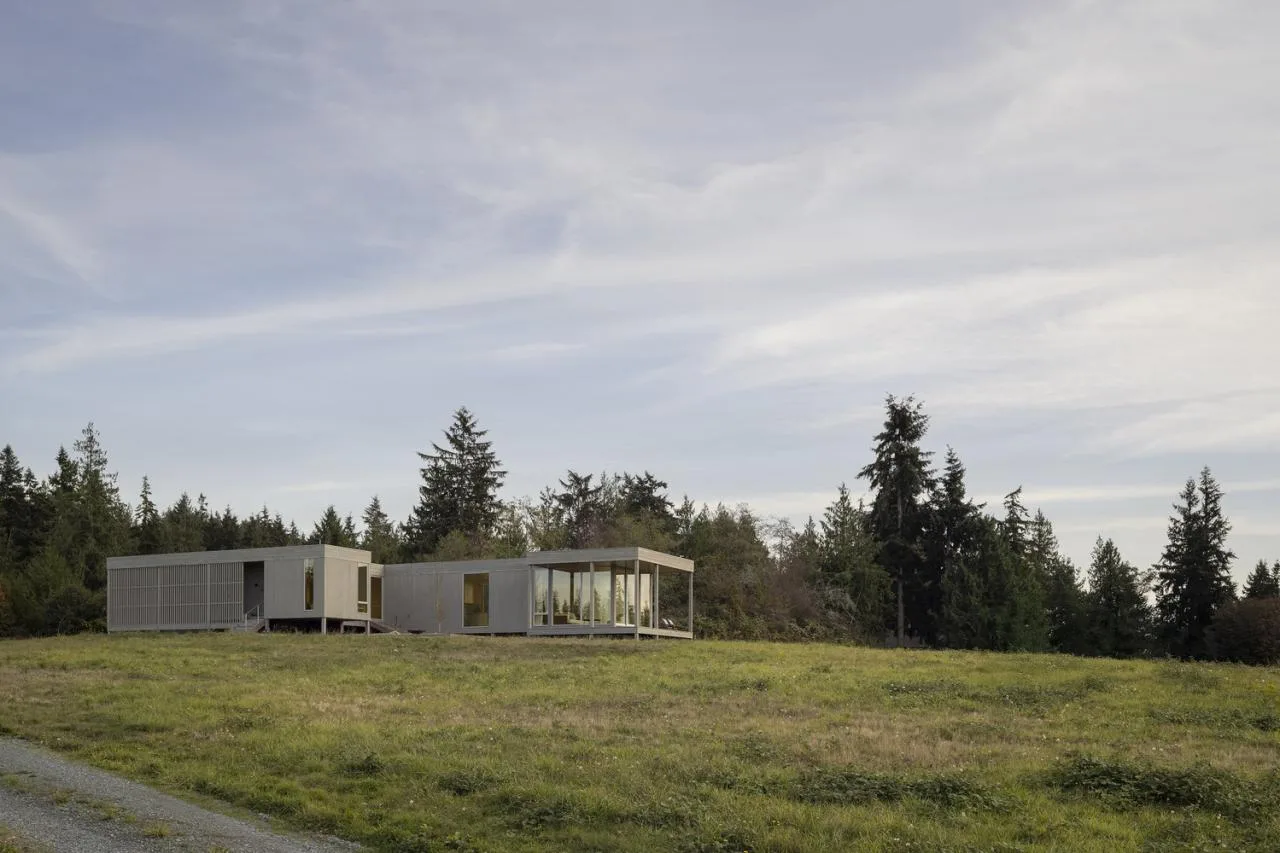 A meditation house floating on the grass, a vacation home design for Zen meditation