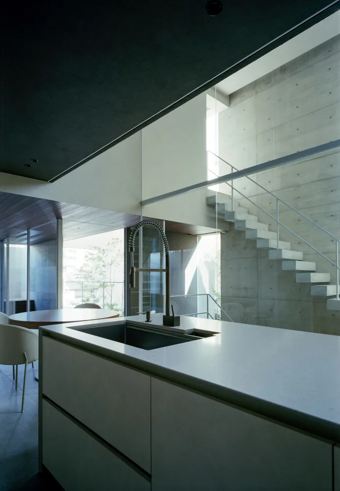 Creating a quiet, natural and private residential design in the city between narrow slits and openings