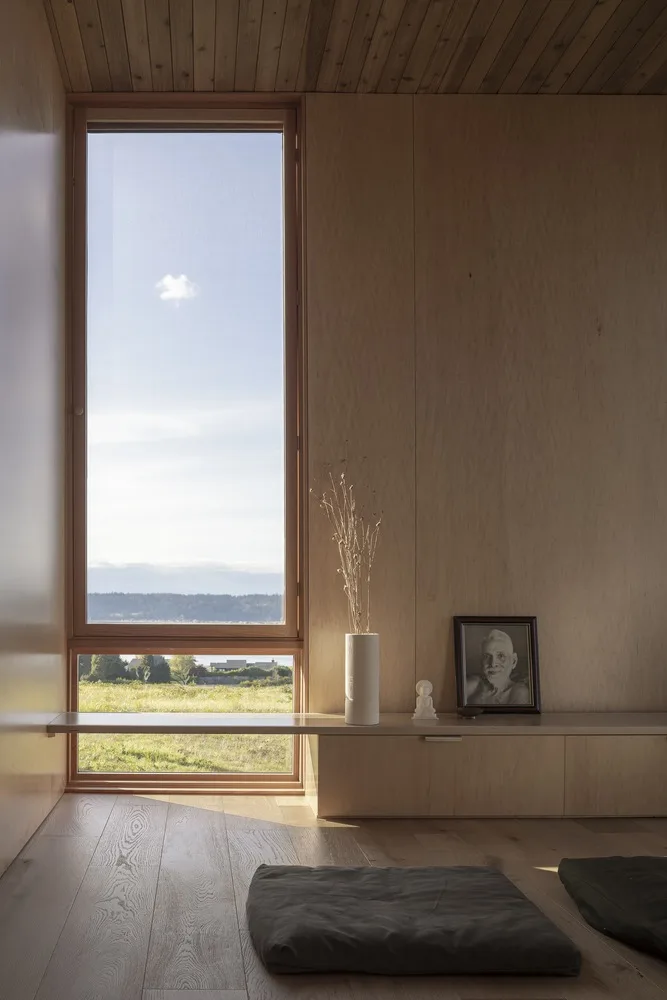 A meditation house floating on the grass, a vacation home design for Zen meditation