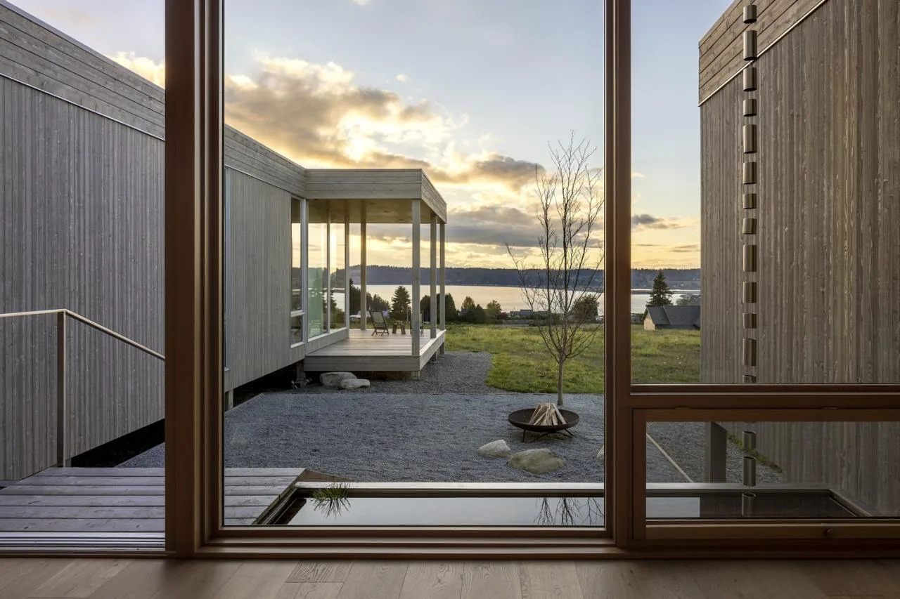 A meditation house floating on the grass, a vacation home design for Zen meditation