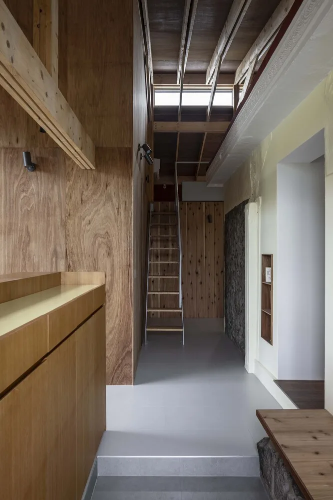 The interweaving of new and old structures in Jeju Island's old houses continues the design of traditional residential memories