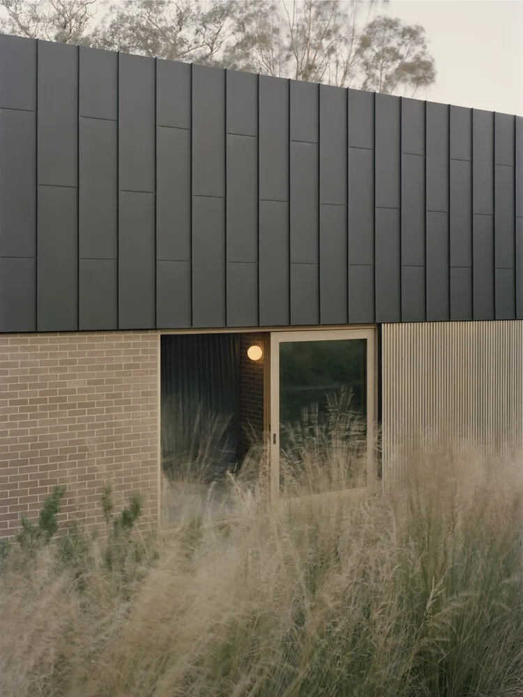 The design of the light and shadow vacation house on the slope hides endless life imagination layer by layer